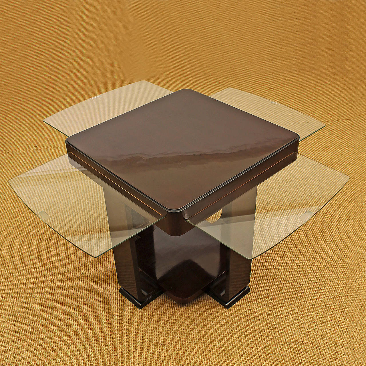 Quadratischer Beistelltisch im Art Deco-Stil, gebeiztes Mahagoni, 4 kleine Glasschiebeplatten.
Belgien 1930 - 35

Die Bretter sind maximal 26 cm geöffnet.