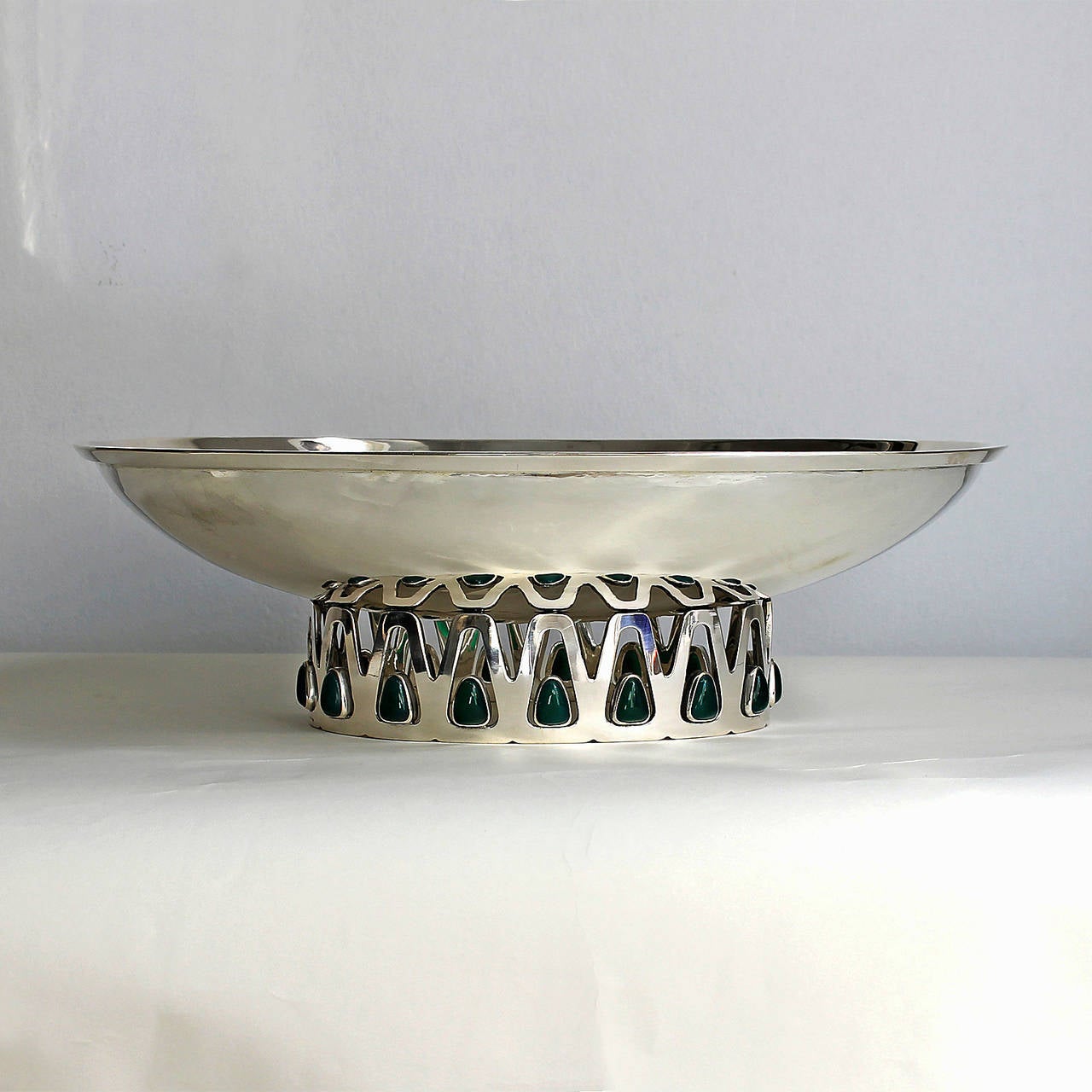 Sterling silver centerpiece by Serrahima, green resin decoration on base.
Stamps: Serrahima and 2 illegibles.
Weight: 1443 grms
Spain, Barcelona, circa 1950.