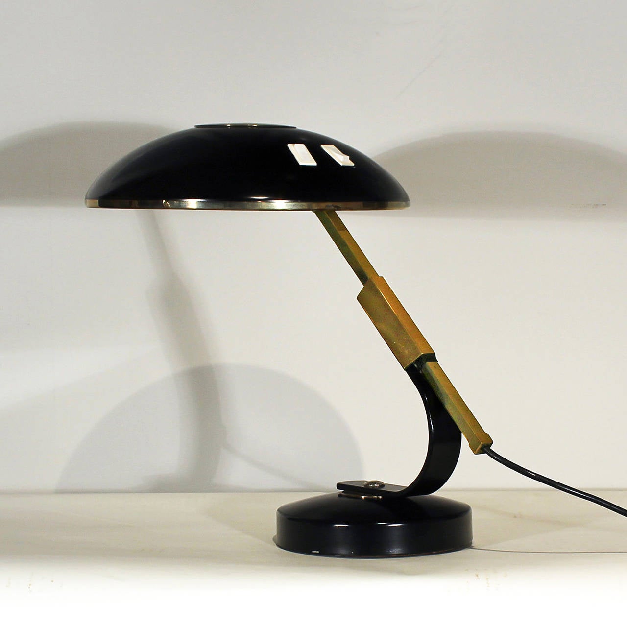Desk lamp with sliding system, brass and black lacquered sheet metal, double switch.
Brand: Ferdinand Solère
France c. 1950

Max. height: 54 cm
Max. width: 74 cm