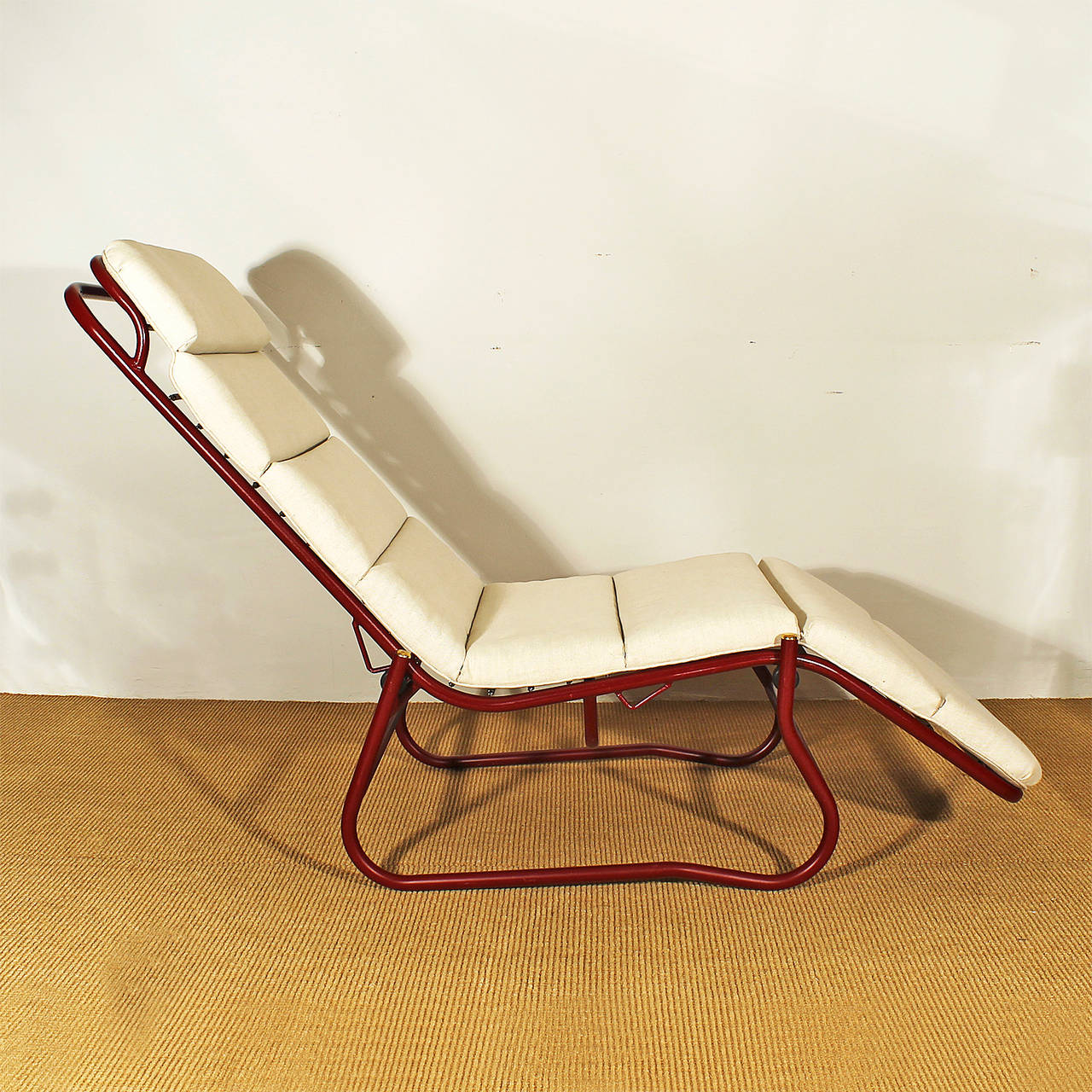 Nice and elegant Bauhaus style chaise longue, red laquered tube structure, taut springs seat, two positions, mattress with off-white linen upholstery.
France c. 1920
