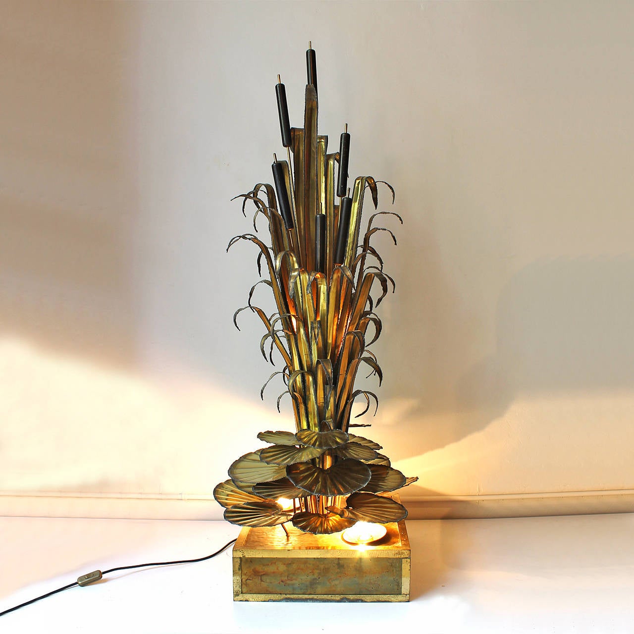 Exceptional standing lamp, reeds and water liies decoration, copper and wood, resin base covered with brass.
Attributed to Maison Jansen
France c. 1970