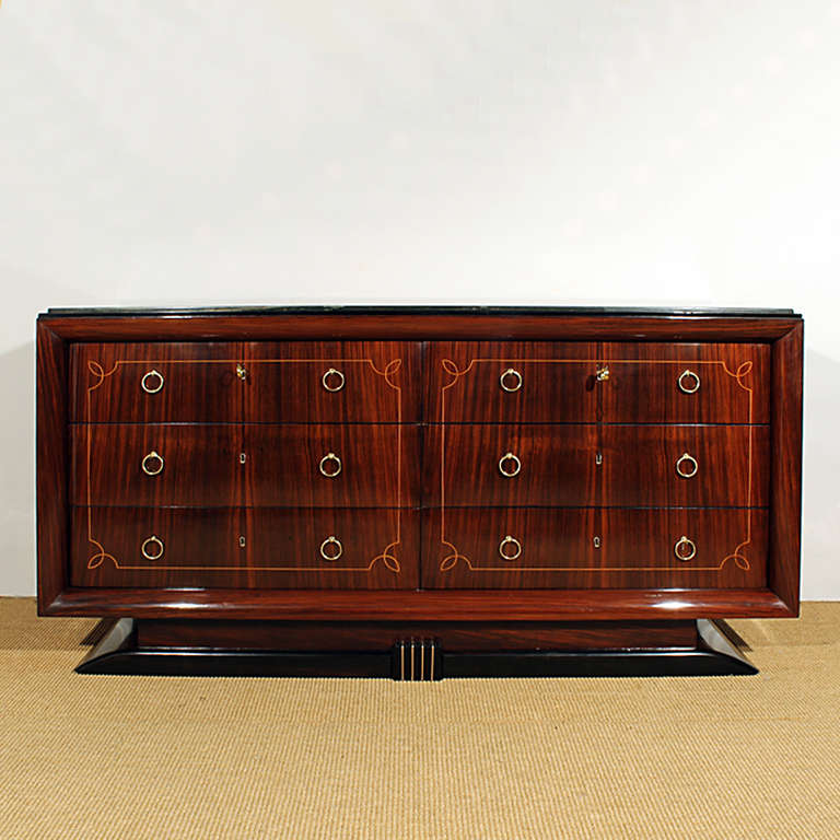 Splendid Art Deco chest of drawers, rosewood veneer, 6 drawers decorated with maple marquetry, black lacquered base, solid brass handles and hardware, exceptional green veined marble on top.
Italy c. 1930