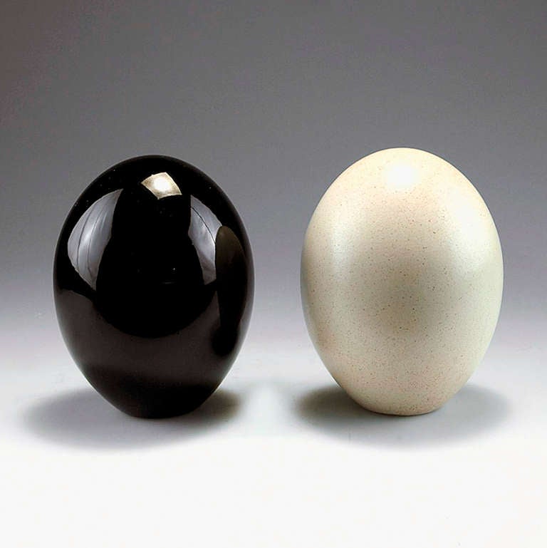 Two eggs sculptures, faience, glazed vanilla yellow and black respectively.

Signed: Pol Chambost 20-11-75 and 12-2-80, respectively.