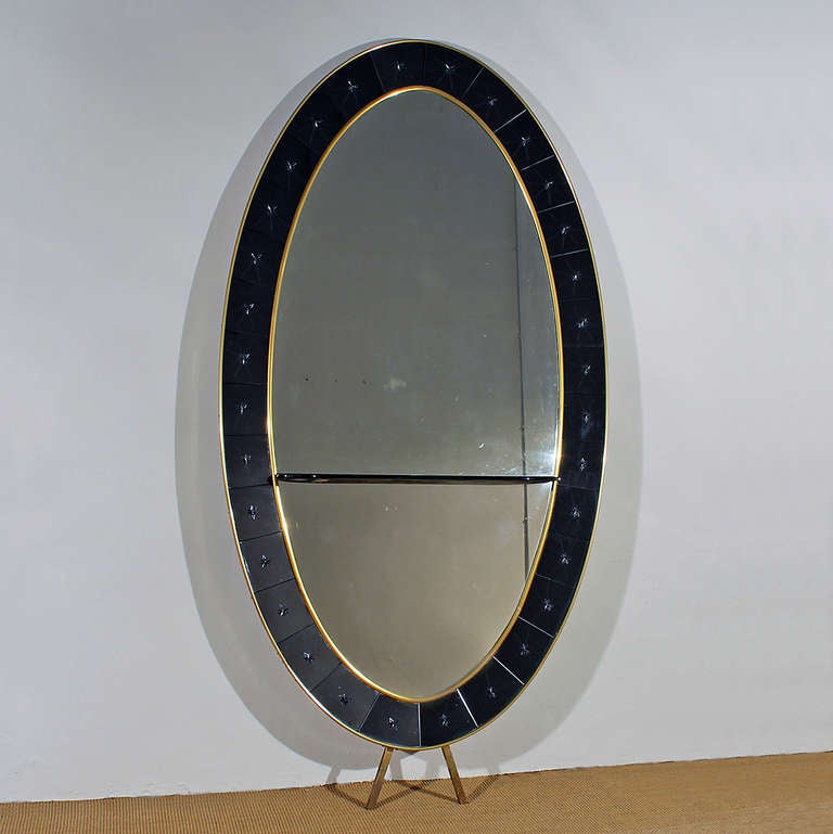 Mirror, console, star pattern blue mirror and brass frame, blue mirror console.
Manufacturer: Cristal Arte
Italy, circa 1950.