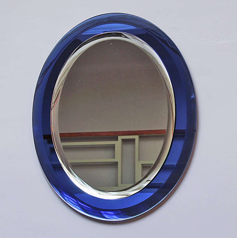 Beveled mirror with a blue translucent glass frame (minor losses).
Italy 1950-60