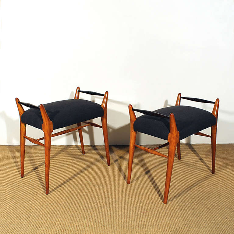 Pair of small stools with different heights (one 52 cm, the other 58 cm), maple and stained maple, french polish, gray-black felt upholstery.
Spain c. 1960