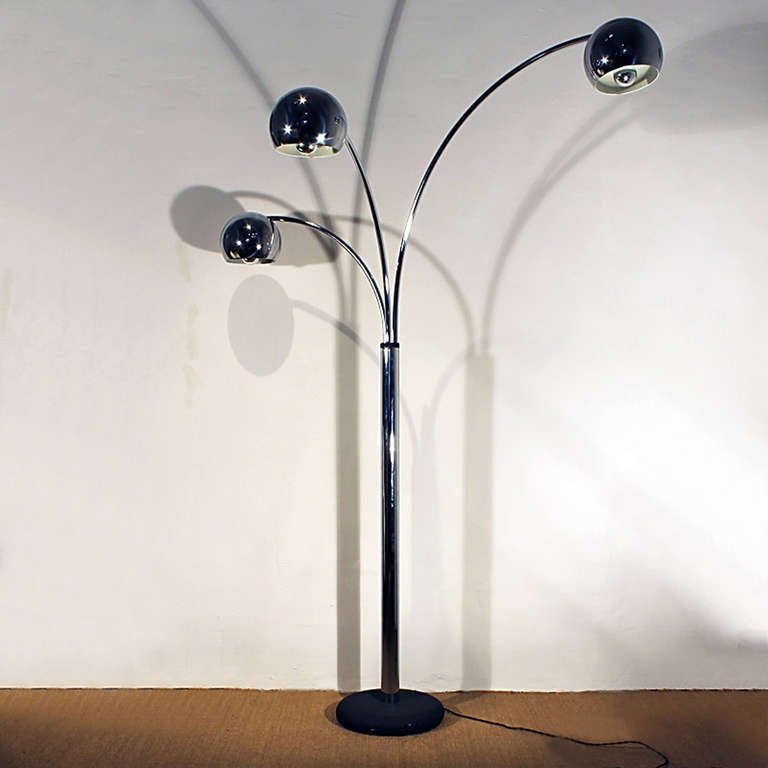 Standing lamp, three mobile branches, mobile reflectors, black steel base.<br />
Italy, circa 1970.