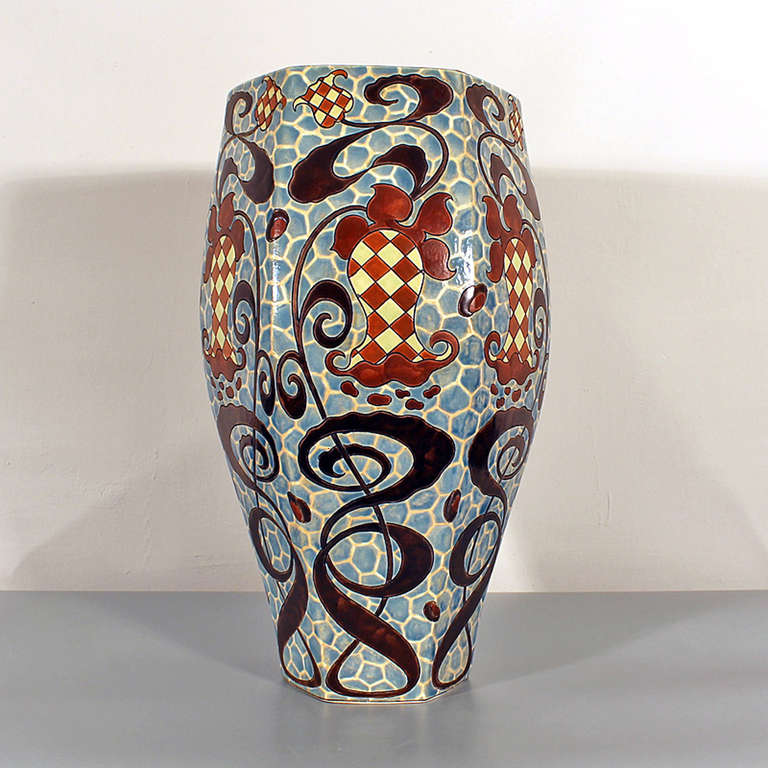 Important ceramic vase with floral design.
Manufacture Imperiale et Royale de Nimy
Signed: MHED
Nimy, Belgium 1946