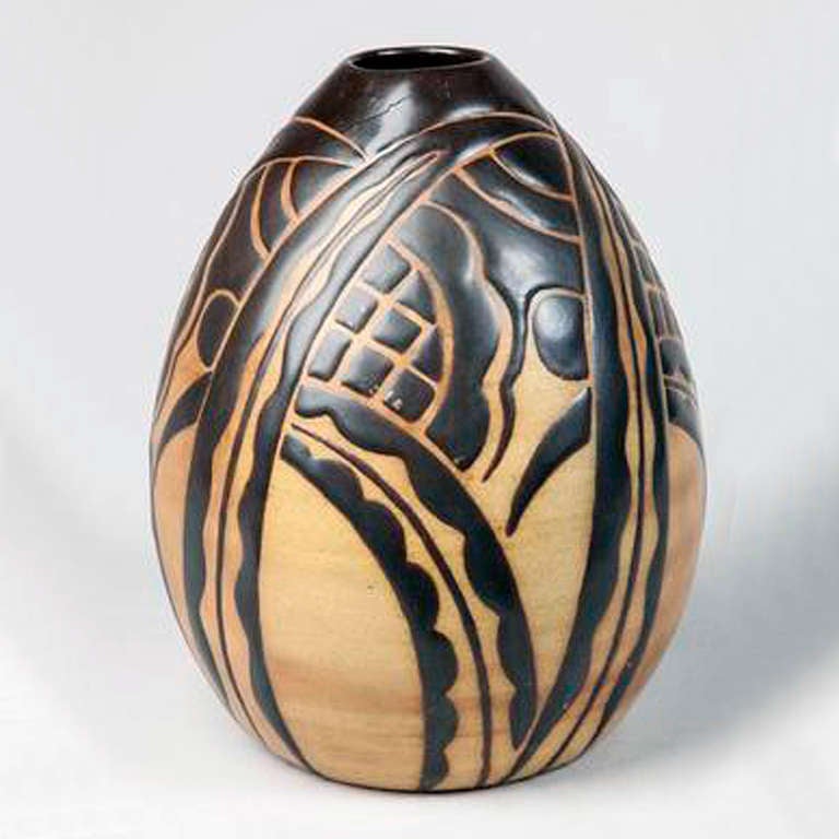 Rare vase de style africain:: en grès brun:: émaillé brun foncé. Marqué : Wolf:: KERAMIS Fabriqué en Belgique:: Gres Keramis:: 988:: C. Signé : Ch. Catteau:: D. 1221. Belgique:: 1927.