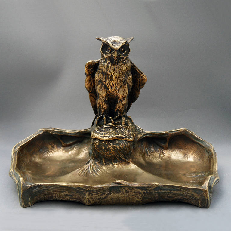 Very large bronze inkwell, golden patina, Big Duke owl, base decorated with conifers.<br />
Signed: Paul Jouve (1880-1973 France)
