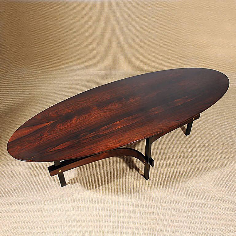 Oval coffee table, black lacquered metal structure, French polished rosewood on top.
In the style of Guglielmo Ulrich.
Italy, circa 1960.