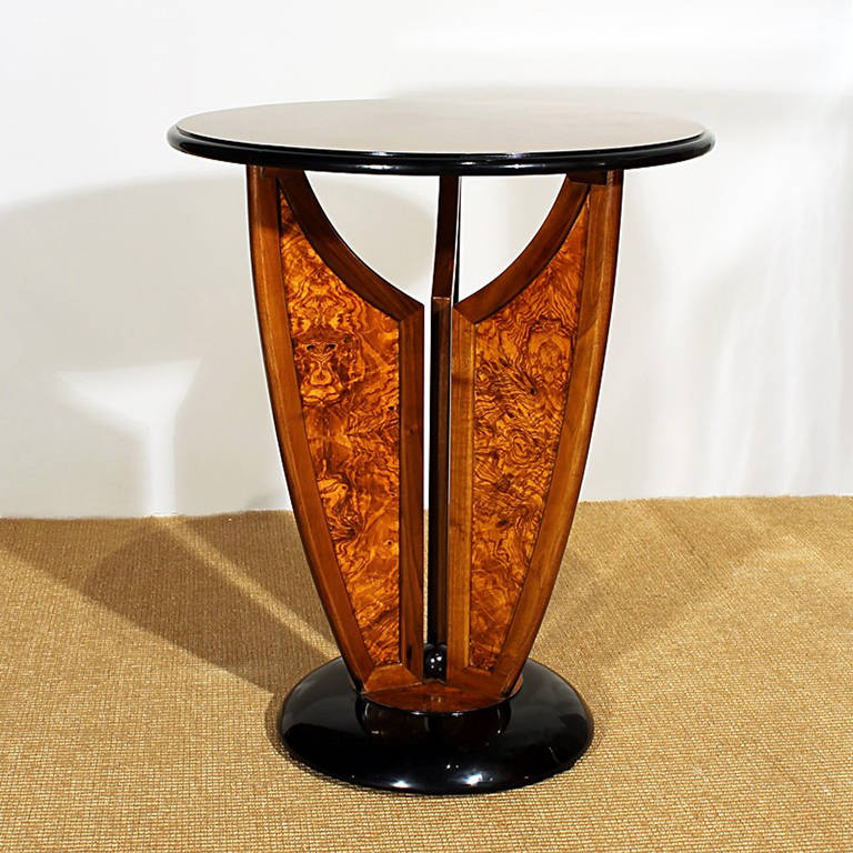 Tall side table, Art Deco style, walnut and walnut burl veneer, black lacquer, french poliish.
France from the 1980´s