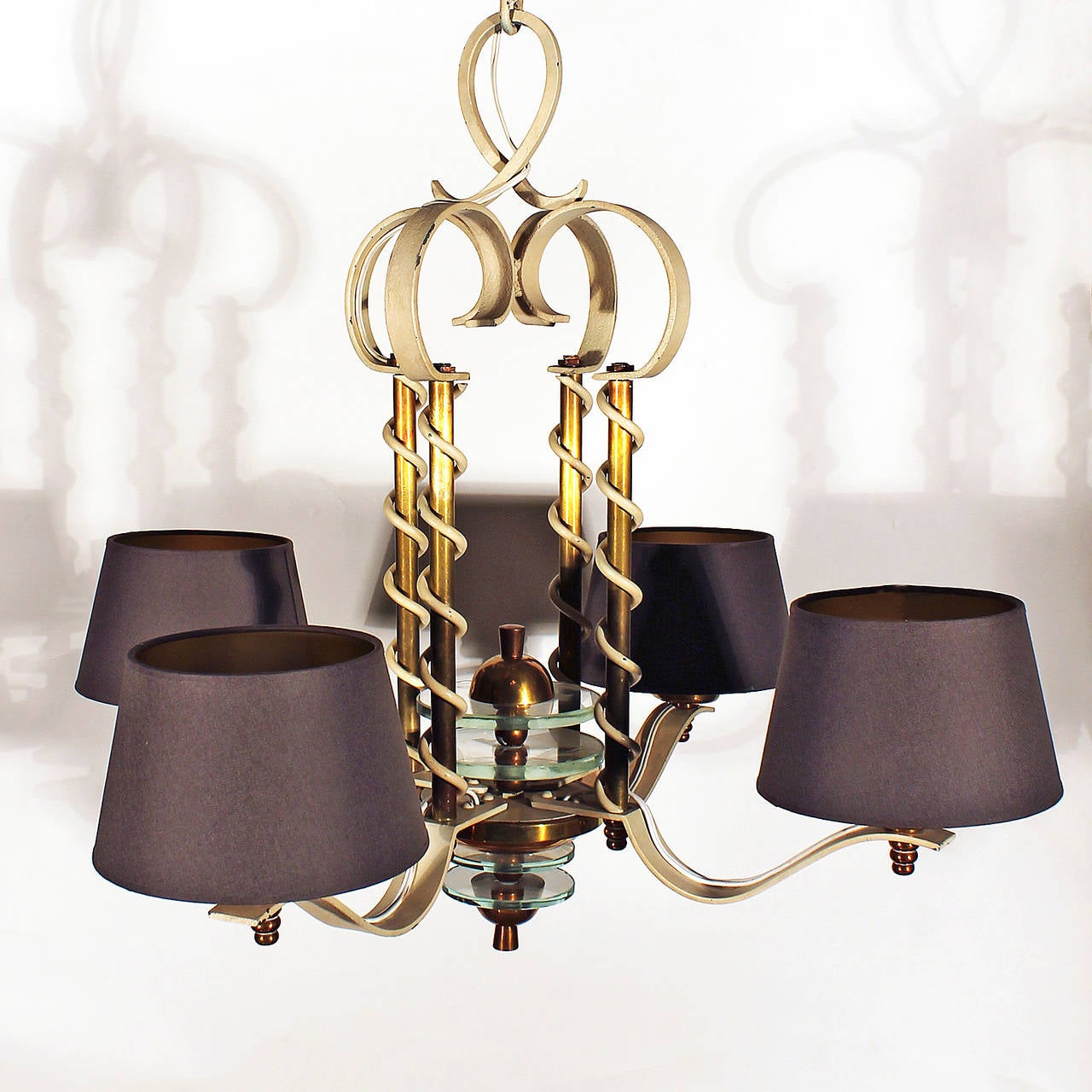 Spectacular small chandelier, ivory lacquered wrought iron and brass, decorative centerpiece with four thick glass plates, four lights, golden and grey lampshades.
France circa 1940