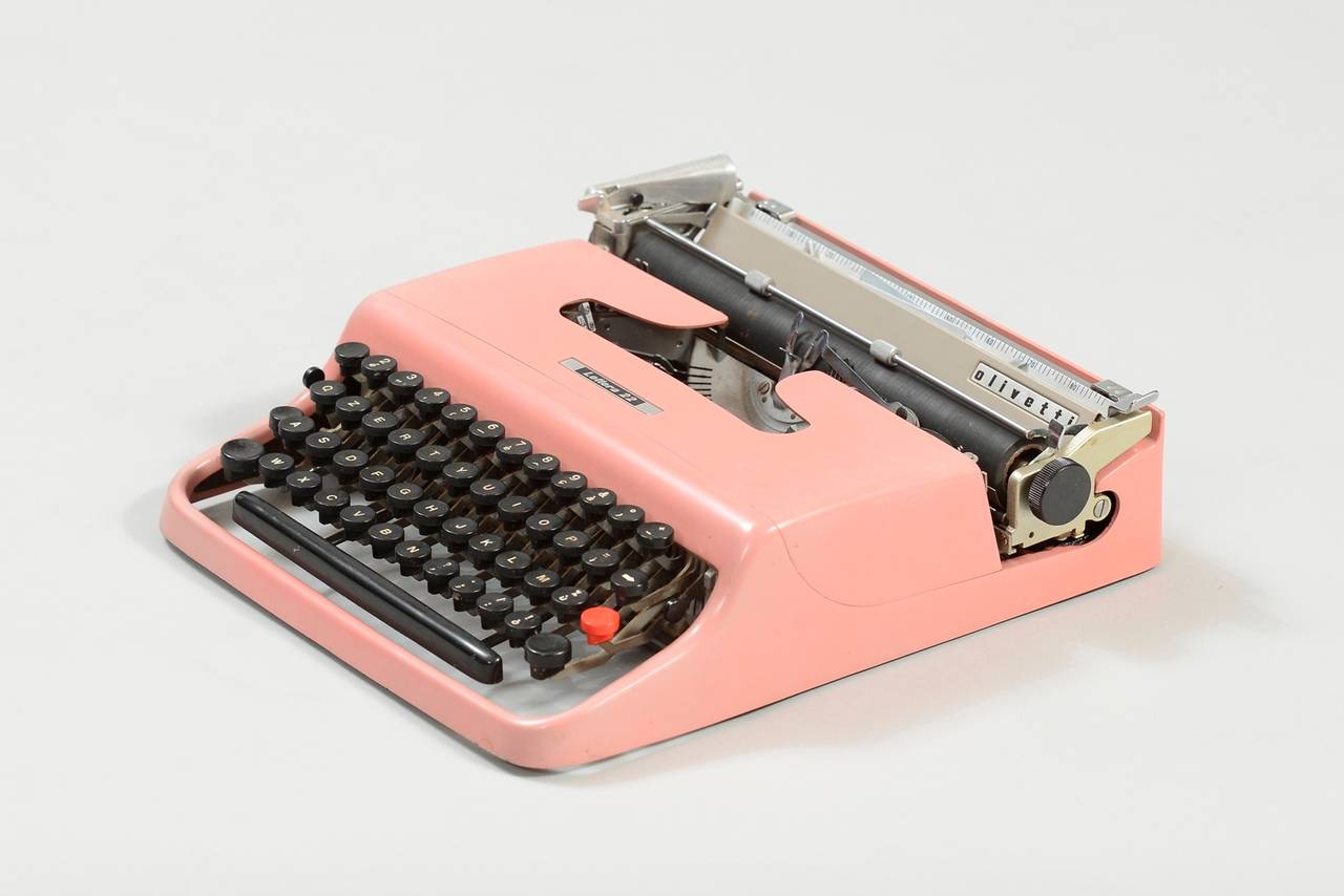 “Lettera 22″ portable typewriter with original carry case.
Producer: Olivetti.