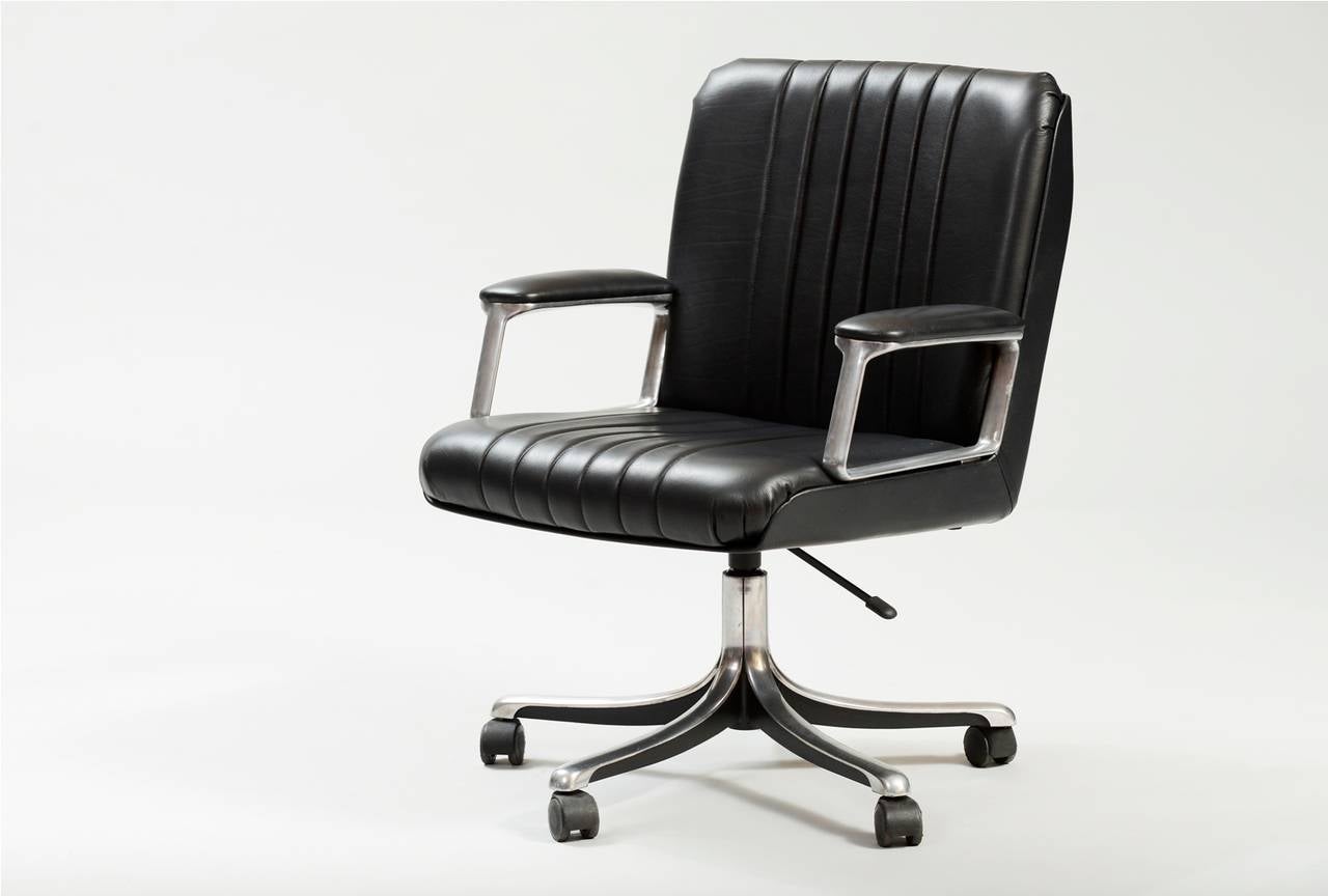 Executive desk chair, P126 model, aluminium and re-upholstered in black leather.