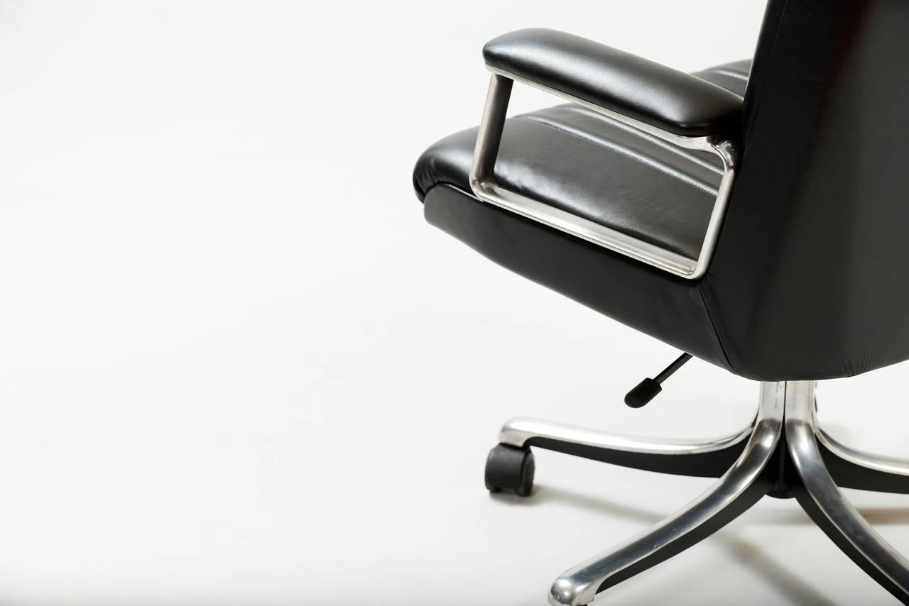 Osvaldo Borsani P126 Desk Chair In Excellent Condition In Porto, PT