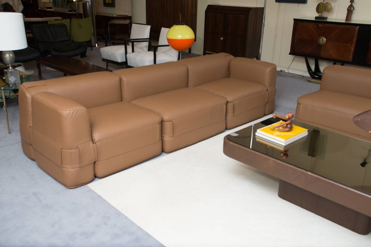 “932″ modular armchairs, re-upholstered in leather.
Producer: Cassina.
Four-seat sofa: L. 2.55 m, D. 0.80 m, H. 0.60 m – L. 100.39 in, D. 31.49 in, H. 23.62 in.
Single sofas (each): L. 0.85 m, D. 0.80 m, H. 0.60 m – L. 33.46 in, D. 31.49 in, H.