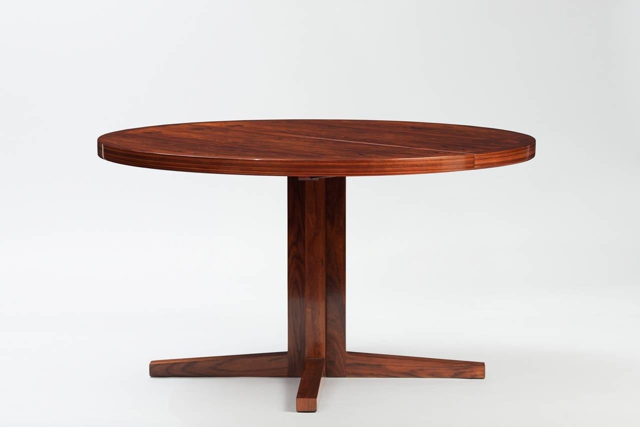 Rosewood round extendable dining table.
Dimensions: L 130 | 230 cm (open), D 130 cm.
Producer: Heltborg Møbelfabrik.