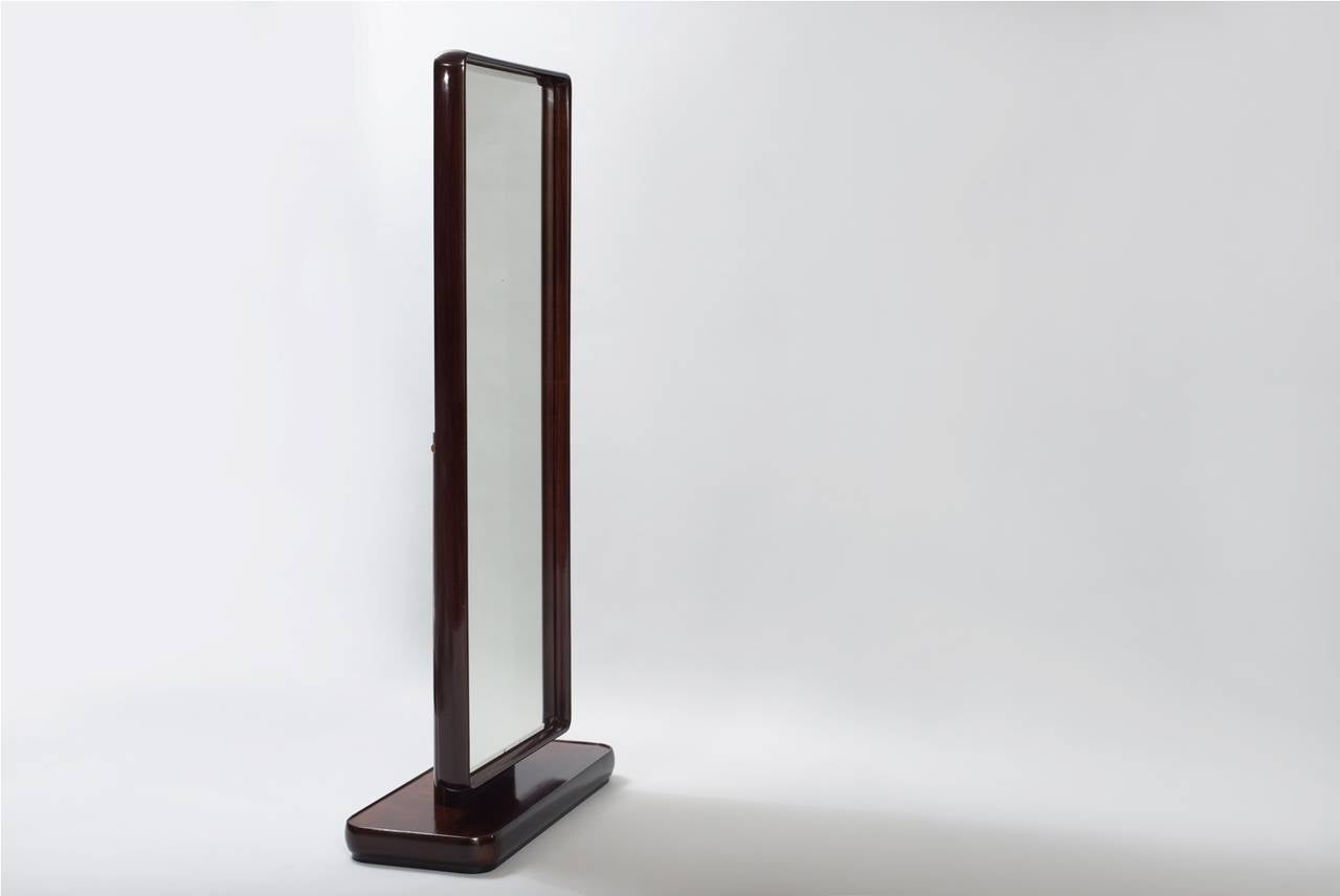 Adjustable rosewood floor mirror.
Measures: H 1.67 m, W 0.59 | 0.79 m (base), D 0.35 m.