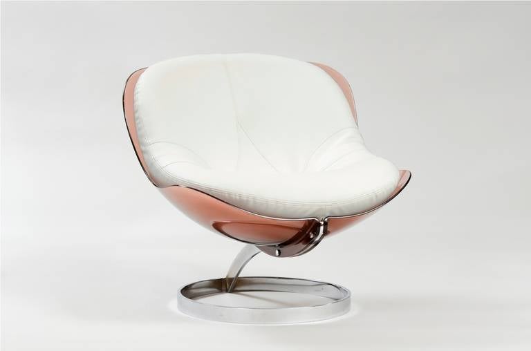 “Sphere Chair”, smoked plexiglass shell with loose foam cushion covered in white eco leather over a chrome plated steel base.
Producer: Mobilier Modulaire Moderne.