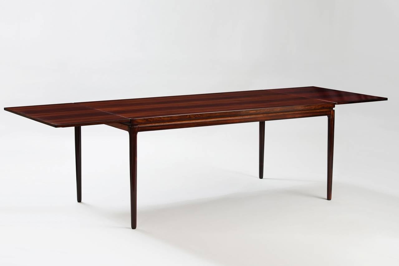 Extendable rosewood dining table.
Producer: Christian Linneberg Mobelfabrik.
Measures: L 165 cm  265 cm (open).