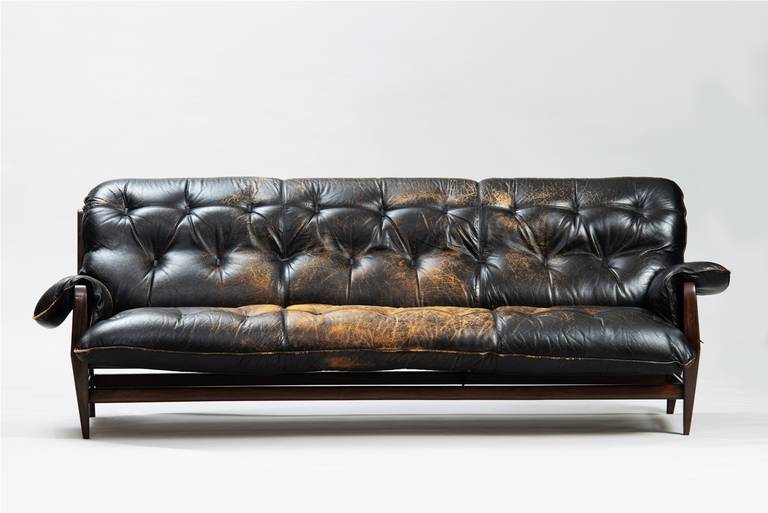 Three seater sofa ”Rodeio” model, in jacaranda and black leather, beautiful patina. Original paper label.
Producer: Wood Art, Brazil.