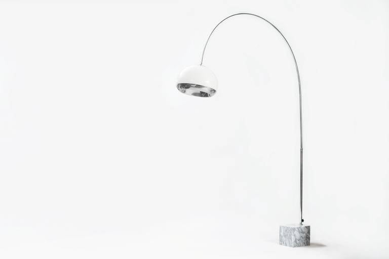 Arc floor lamp in chrome, white acrylic, and a marble base, adjustable in height.
Producer: Laurel Lighting Co
H. 2.00 | 2.50 m – 78.74 | 98.42 in
Arm lenght 1.80 m – 70.86 in
D. 0.40 m – 15.74 in (shade)