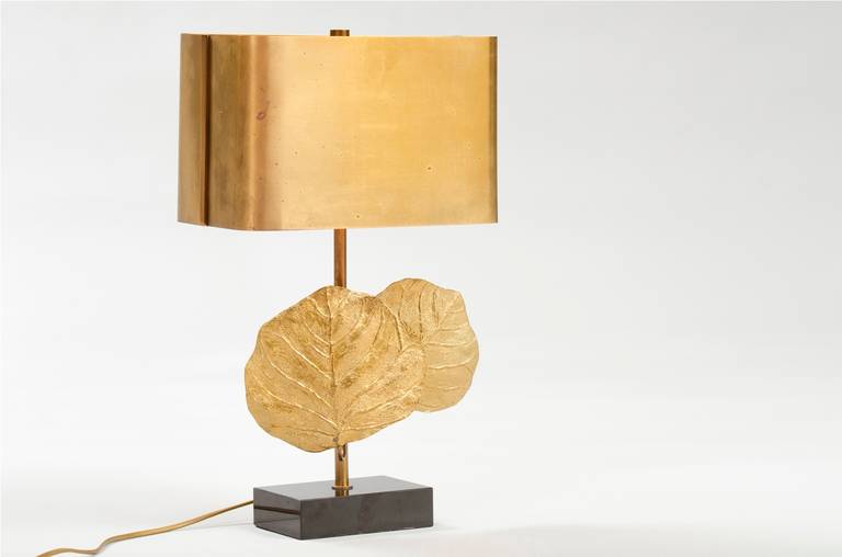 A table lamp in brass and bronze in a marble base, signed.
Nice patina.