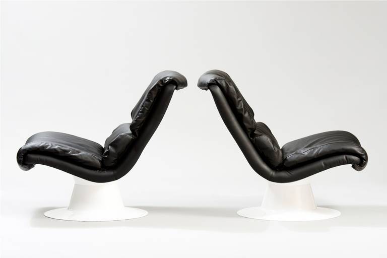 A pair of easy chairs, “Saturn” model with moulded synthetic shell re-upholstered in black leather, white lacquered fiberglass foot.
Producer: Haimi.