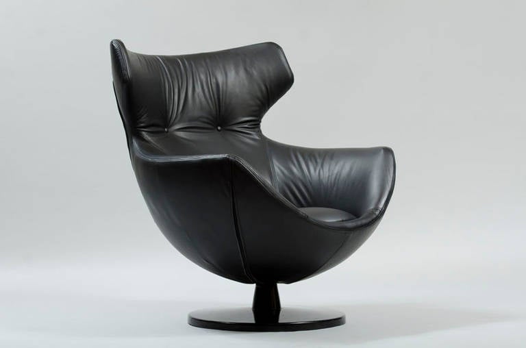 Swivel chair “Jupiter” model, re-upholstered in black leather.
Producer: Meurop.
Measures: H. 91 cm (back).
W. 88 cm.