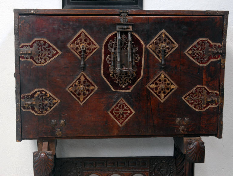 17th Century Spanish Bargueño in Walnut Wood In Good Condition For Sale In Lisbon, PT