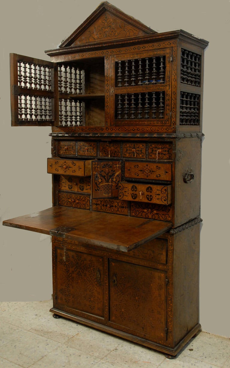 End of 17th Century Three Bodies Spanish Astur-Leones Cupboard with Marquetry