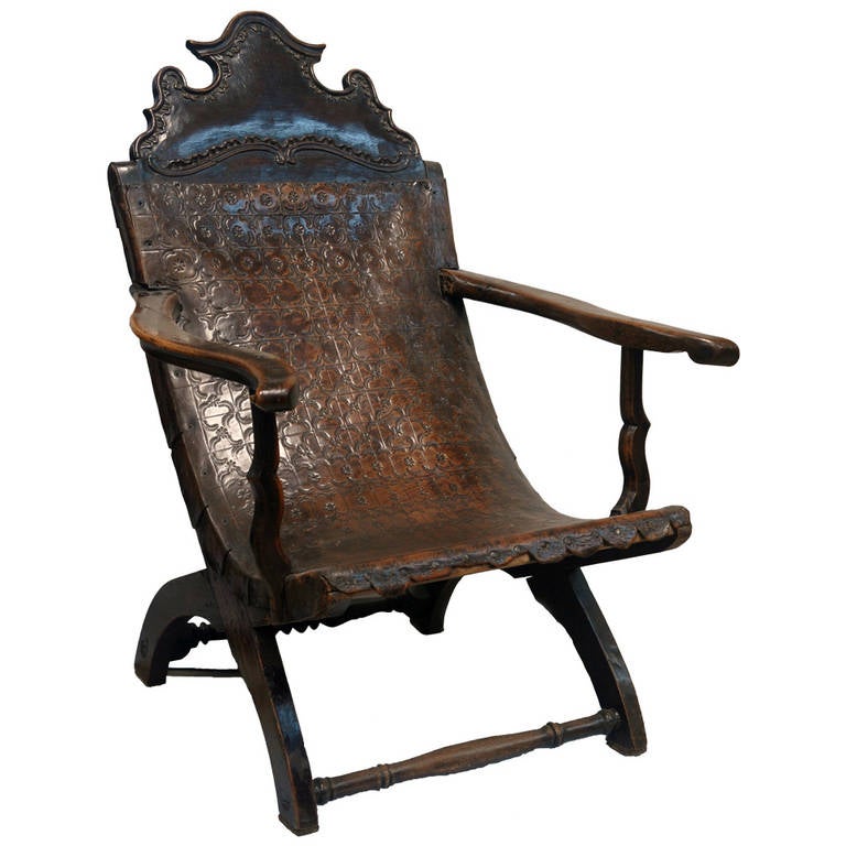 Armchair “Campeche” in Walnut Wood and Leather, circa 1700 For Sale