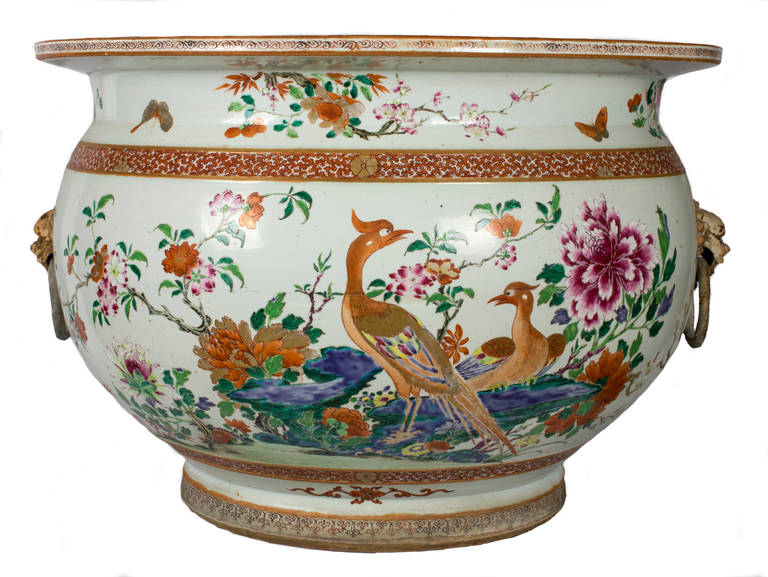 Very Large Chinese Porcelain Fish Bowl with Polychrome Enamels, Qing Dynasty In Good Condition For Sale In Lisbon, PT