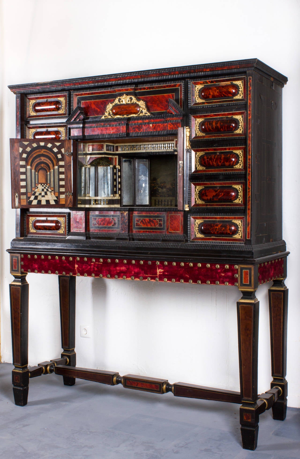 17th Century Flemish (Amberes) Cabinet un Tortoise Shell and Ebony In Good Condition For Sale In Lisbon, PT