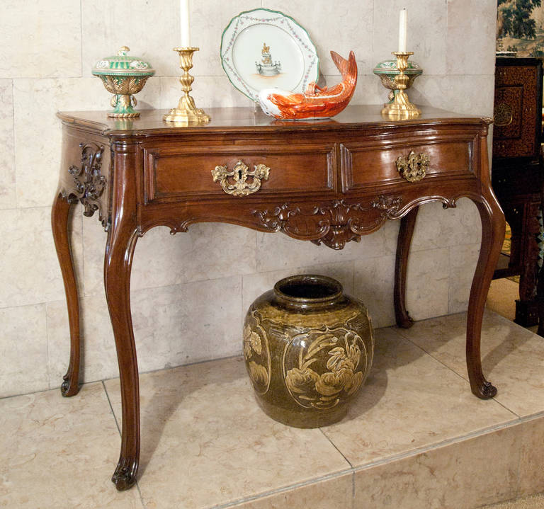 18th Century Portuguese, Brazilian Rosewood Side Table In Good Condition For Sale In Lisbon, PT