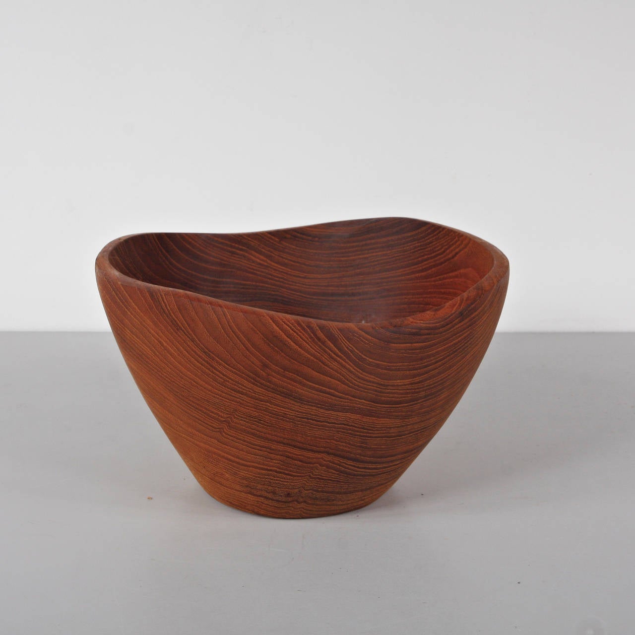 Beautiful handcrafted teakwood bowl in the manner of Finn Juhl, manufactured circa 1960.