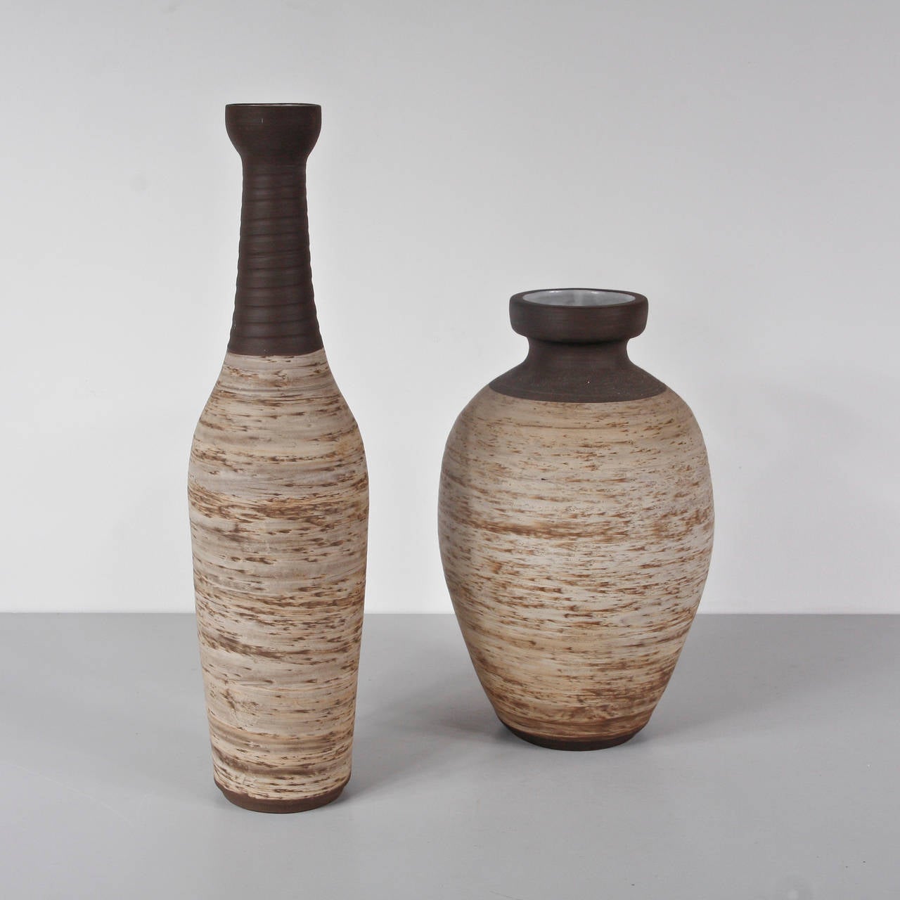 Pair of beautiful ceramic vases by Ravelli.
Thrown to the wheel clay shaped by hand with characteristic glaze in excellent condition.

Manufactured circa 1960 in the Netherlands.