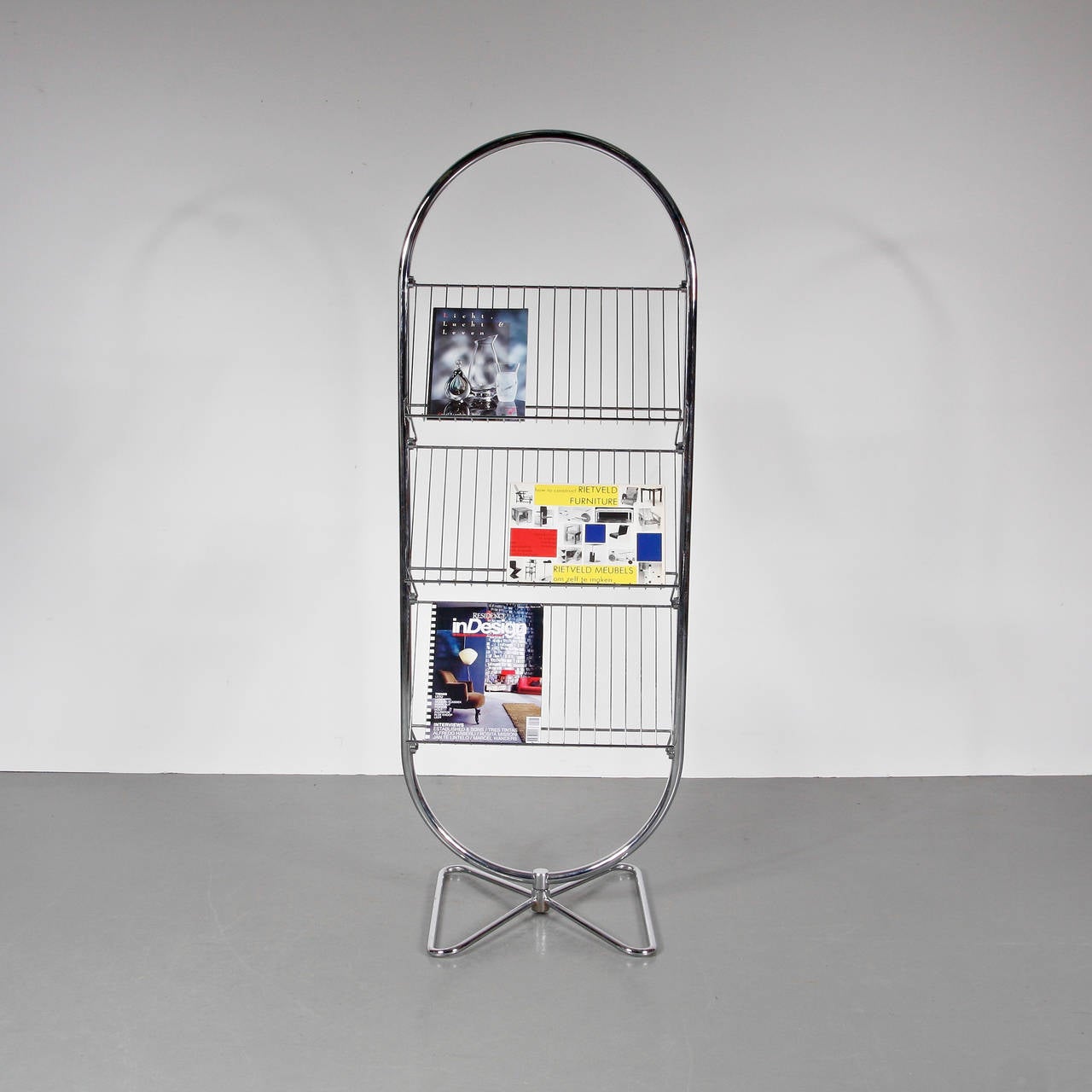 VP-rack display designed by Verner Panton, circa 1970.
Manufactured by Fritz Hansen (Denmark).

In good original condition with minor wear consistent with age and use.

Literature: Verner Panton: The collected works, von Vegesack and