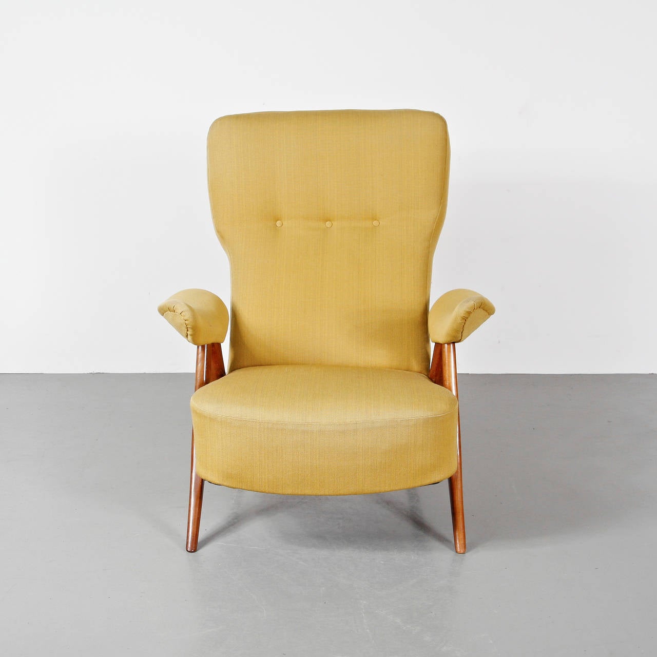Lounge chair designed by Theo Ruth, circa 1950.
Manufactured by Artifort (Netherlands).
Wood legs and structure, deep foam newly upholstered in fabric seat and backrest. In good condition, with minor wear consistent with age and use.

Theo Ruth