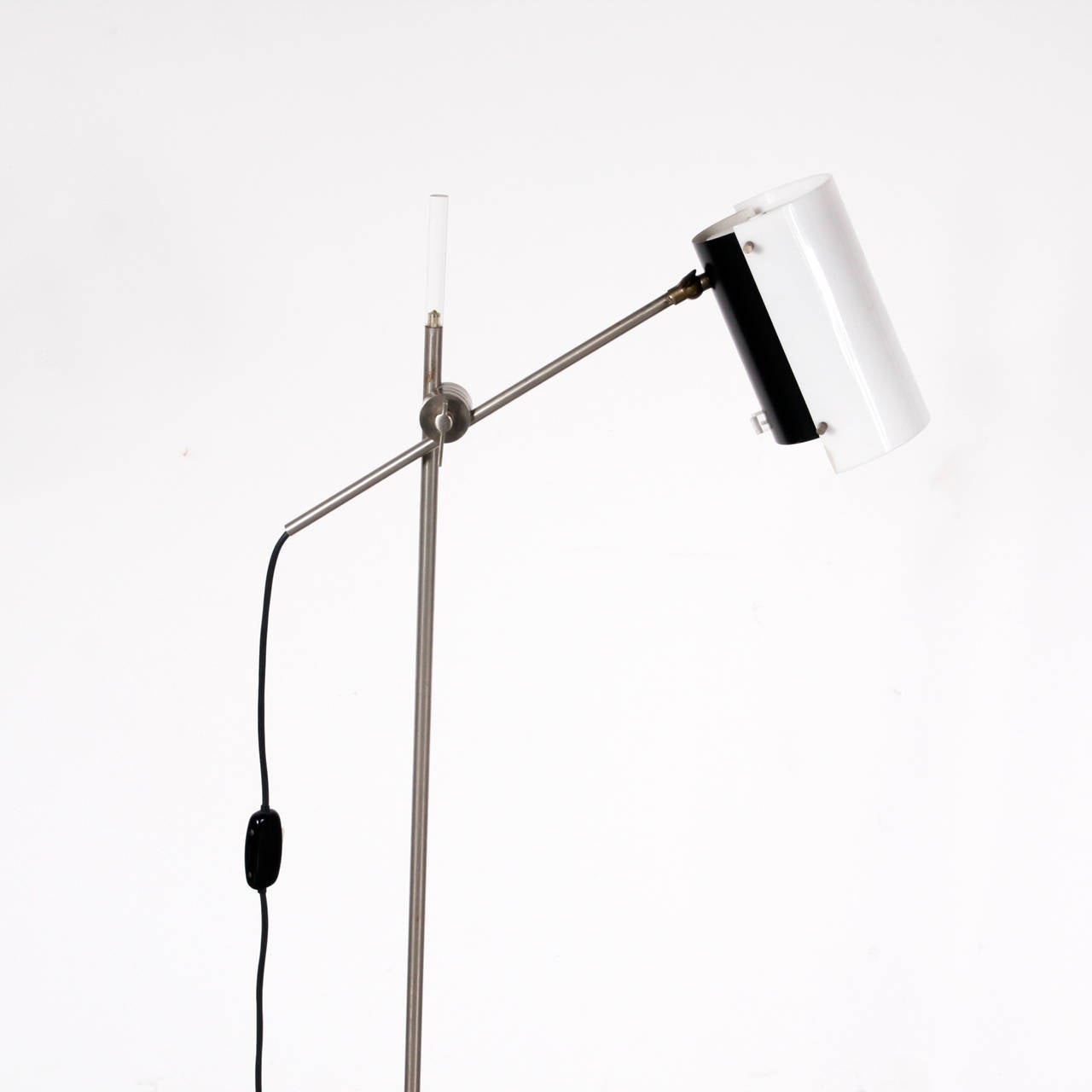 Sculptural floor lamp manufactured by Philips (The Netherlands), circa 1950.
Steel base and structure adjustable in height with a beautiful shade.
In great vintage condition.