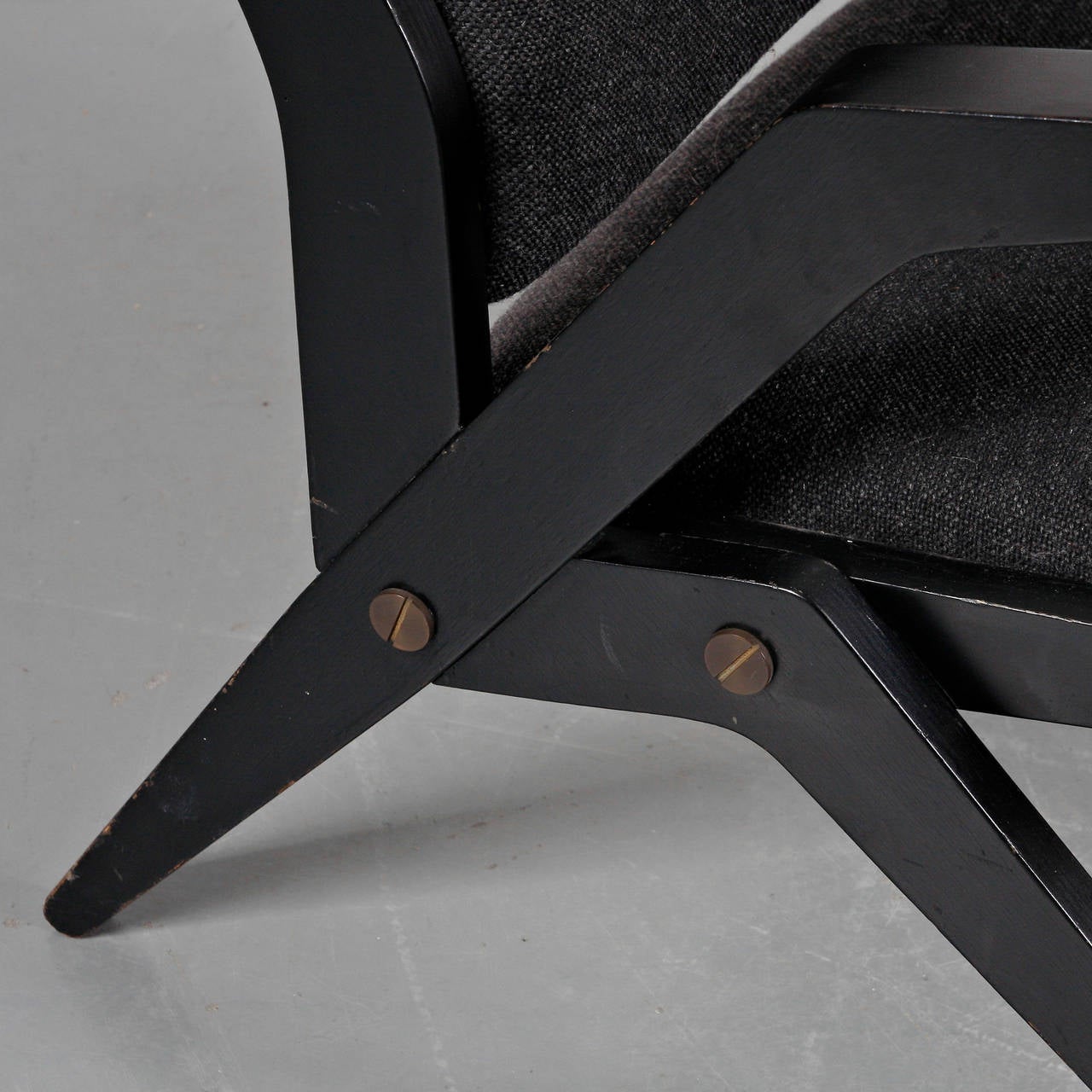 Très rare fauteuil conçu par le directeur de la société de meubles Akerblom et fabriqué par Akerblom en Suède, vers 1950.

Il s'agit d'une pièce très ancienne dans un état incroyable, une trouvaille très rare ! La structure est en bois noir de haute