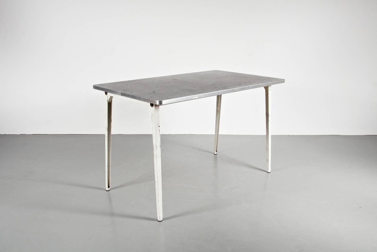 Friso Kramer Reform Table, circa 1950 In Good Condition In Amsterdam, NL