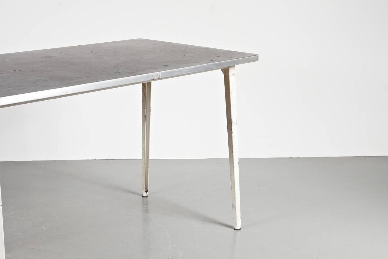 Table, model Reform, designed by Friso Kramer around 1950.
Manufactured by De Cirkel (Netherlands)
Enamelled folded sheet metal frame in excellent original condition.

Winner of the prestigious Signe D'Or award in 1960.

Literarure: Friso