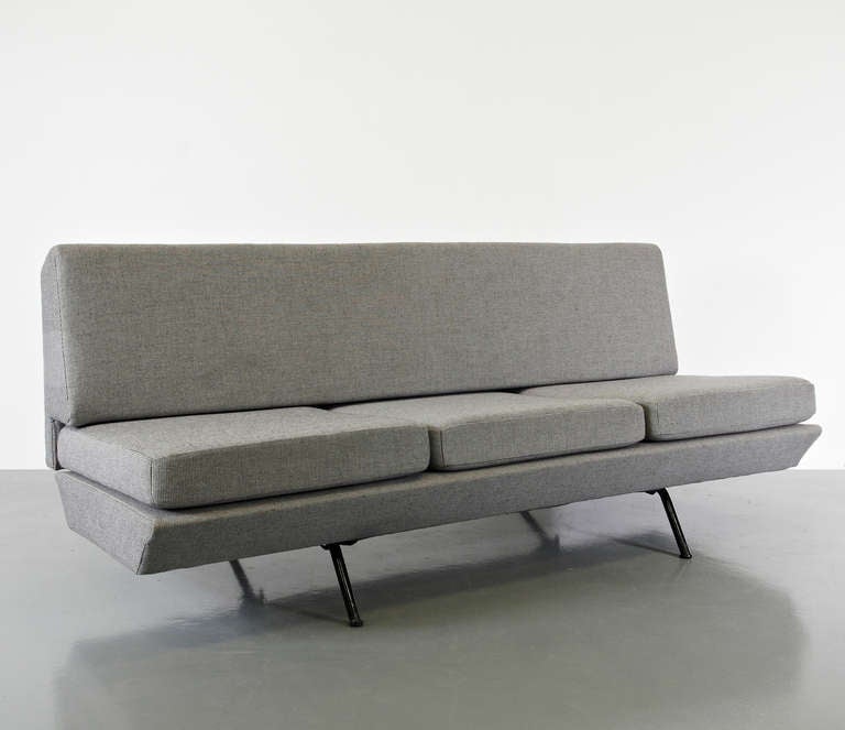 Sofa, model Sleep-O-Matic designed by Marco Zanuso in 1951.
Manufactured by Arflex (Italy)
Metal structure, foam rubber back and seat covered by refined fabric newly upholstered.

Early and rare production with only two legs instead of three as