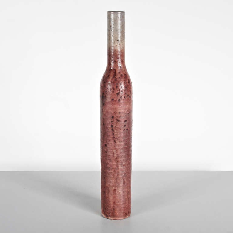 Vase en céramique conçu et fabriqué par Mobach Utrecht vers 1960.
Tourné au tour argile façonnée à la main avec glaçure charastéristique Mobach en excellent état.

Signé avec la marque du fabricant sur la face inférieure : [Mobach