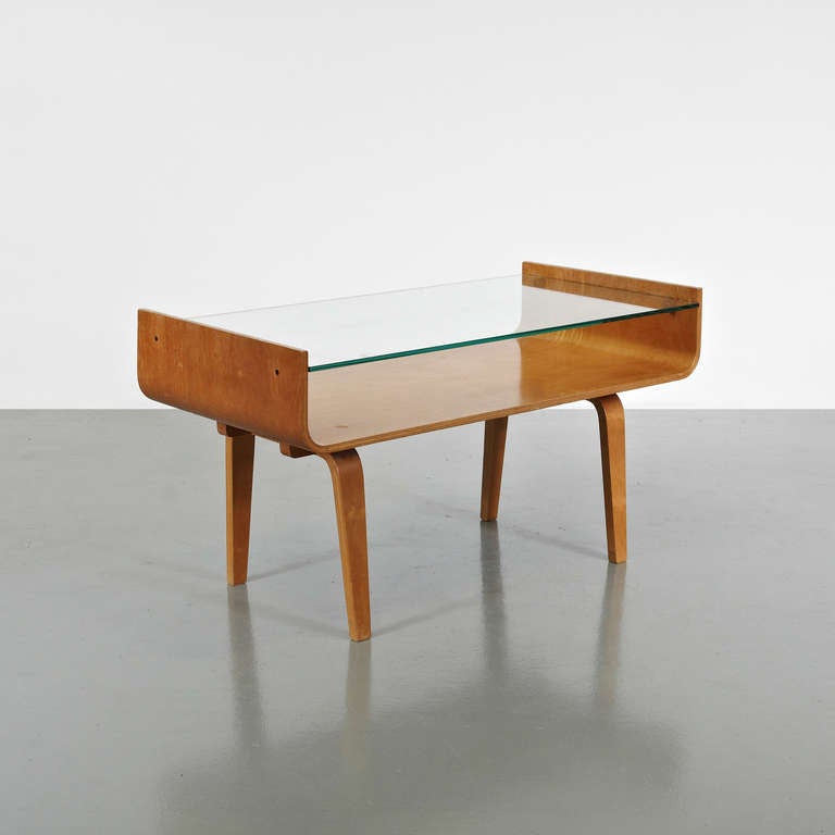 Cofee table designed by Cor Alons around 1950.
Manufactured by Den Boer Gouda (Netherlands) around 1950.
Laminated birchwood plywood and original glass top.

In good original condition, with minor wear consistent with age and use, preserving a