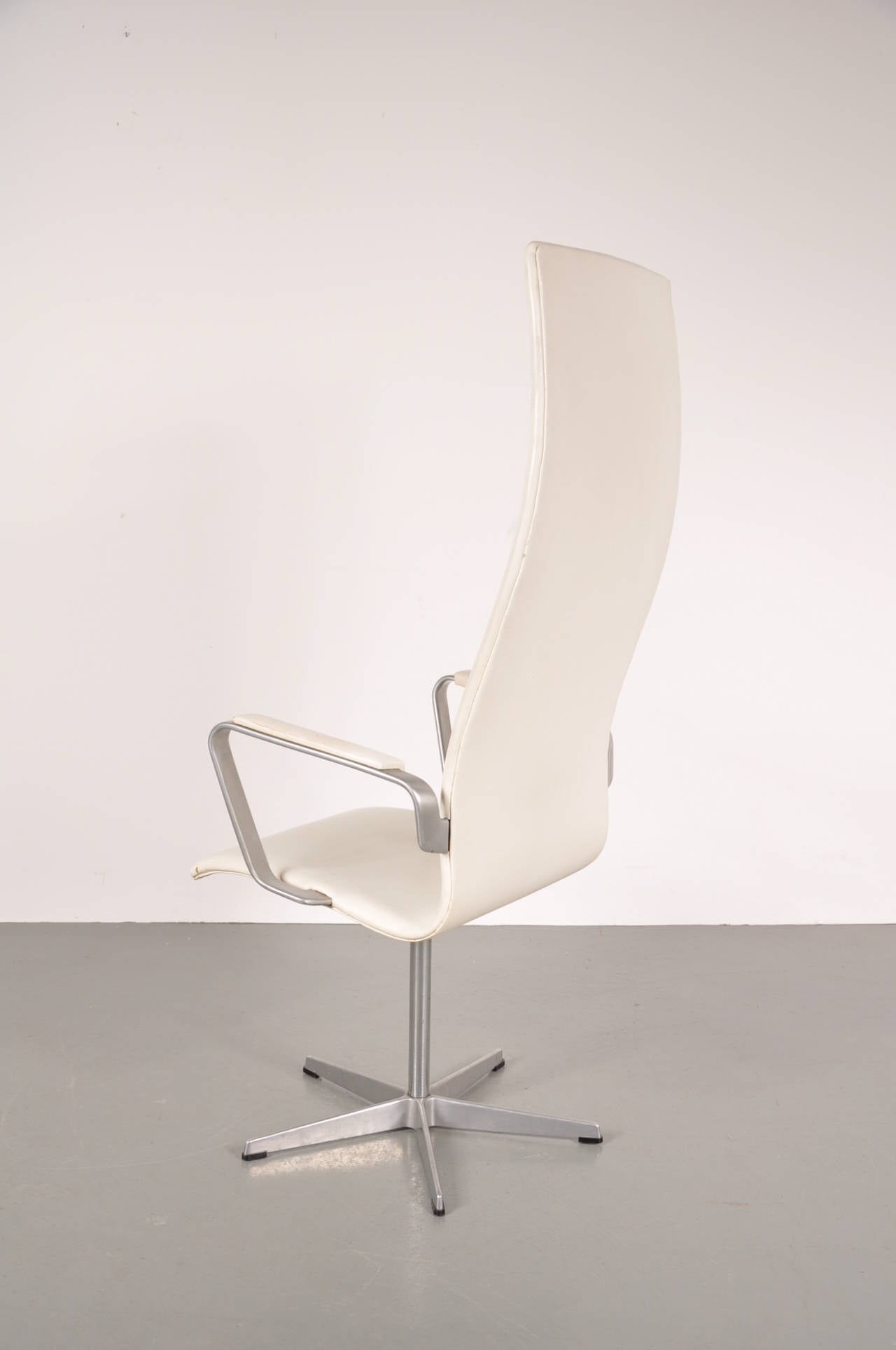 Stunning high back office swivel chair by Arne Jacobsen, model 