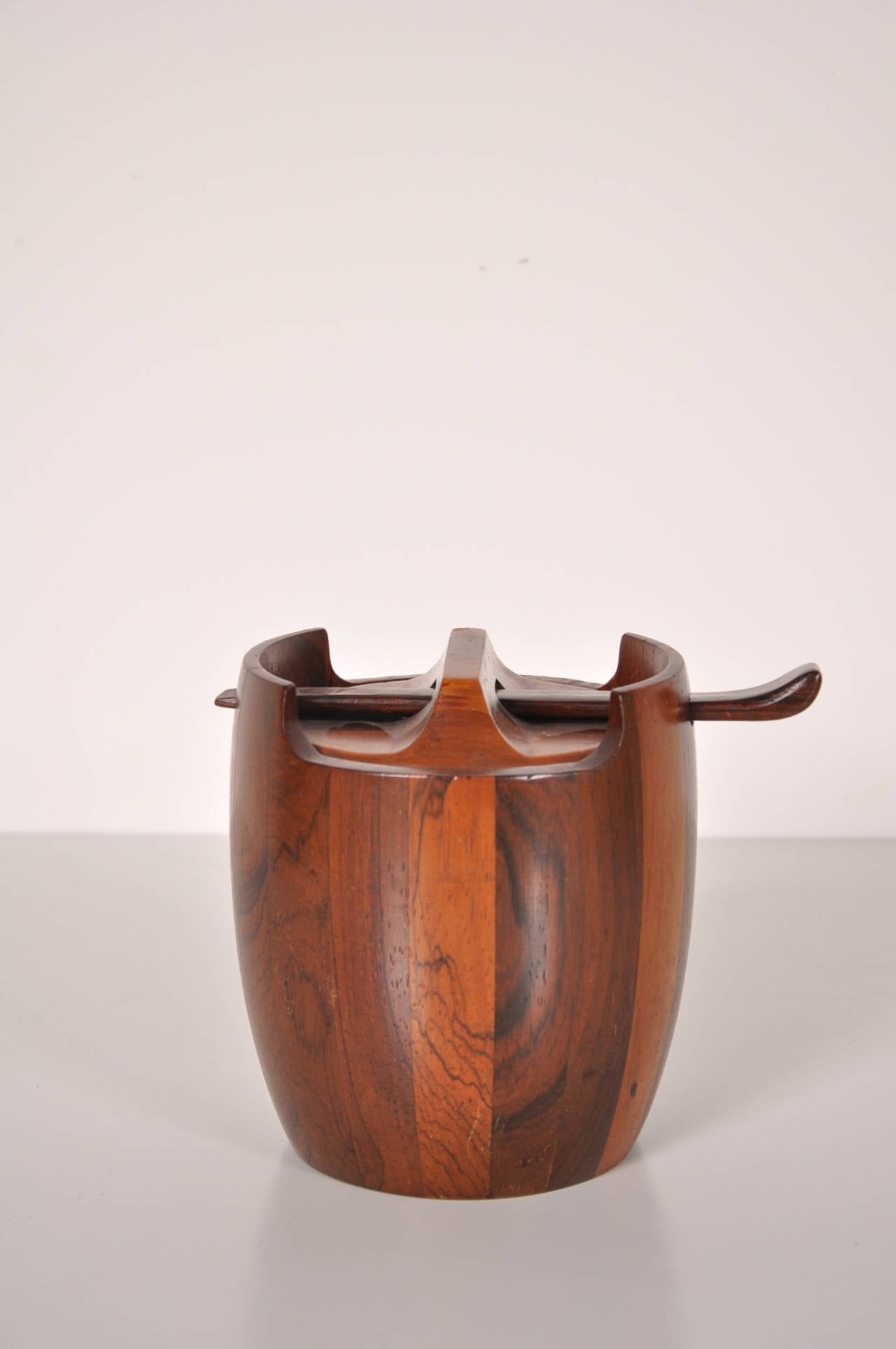 Beautiful tobacco pot by Jean Gillon, manufactured in Brazil around 1960.

Made of high quality Brazilian solid rosewood, this well-crafted pot is still in great condition and includes the original spoon that also closes the lid.

With minor