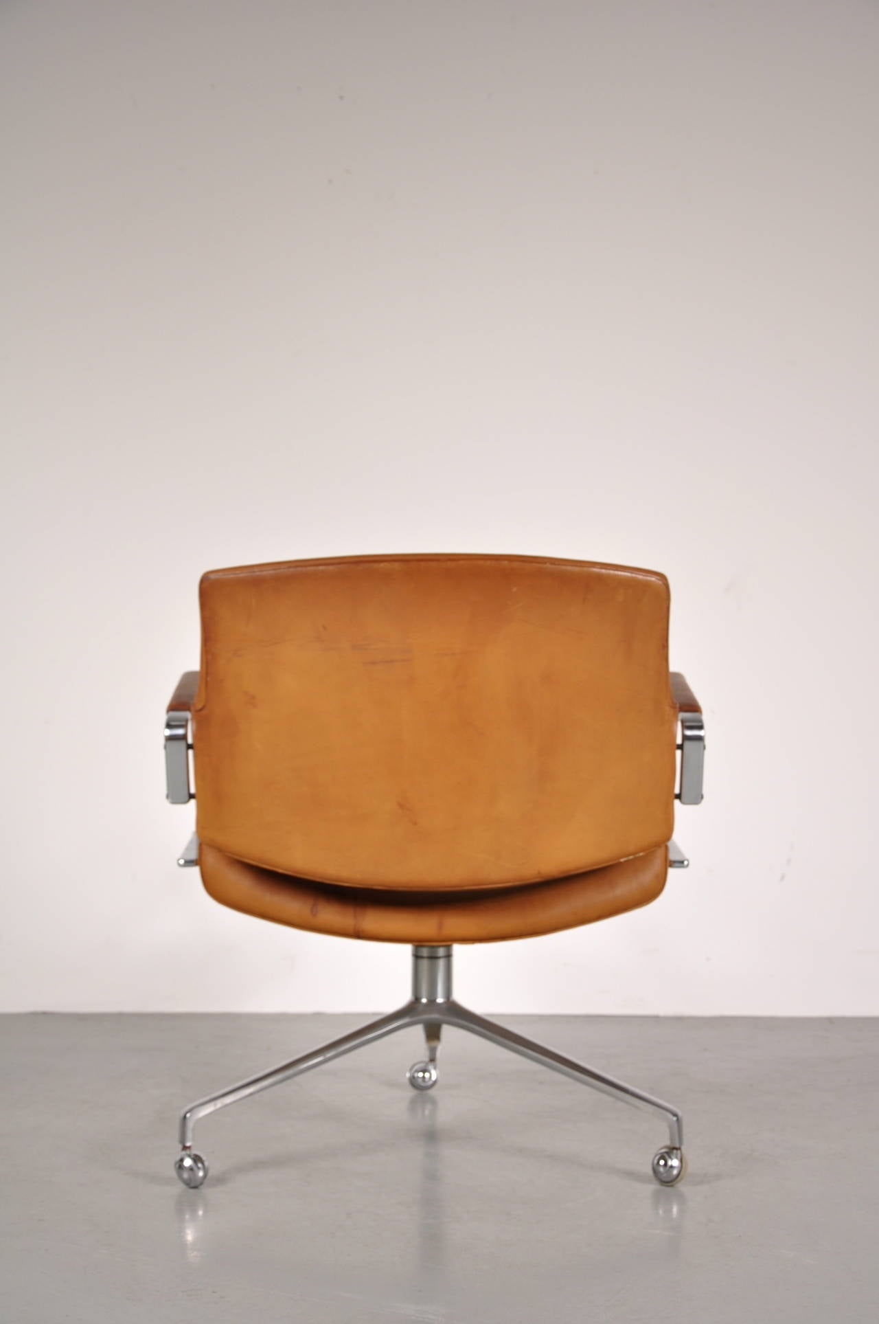 Stunning brown leather conference chair by Preben Fabricius and Jorgen Kastholm, manufactured by Kill International around 1960.

Upholstered in original beautiful cognac leather with two small damages, as shown on the pictures. On a matte chromed